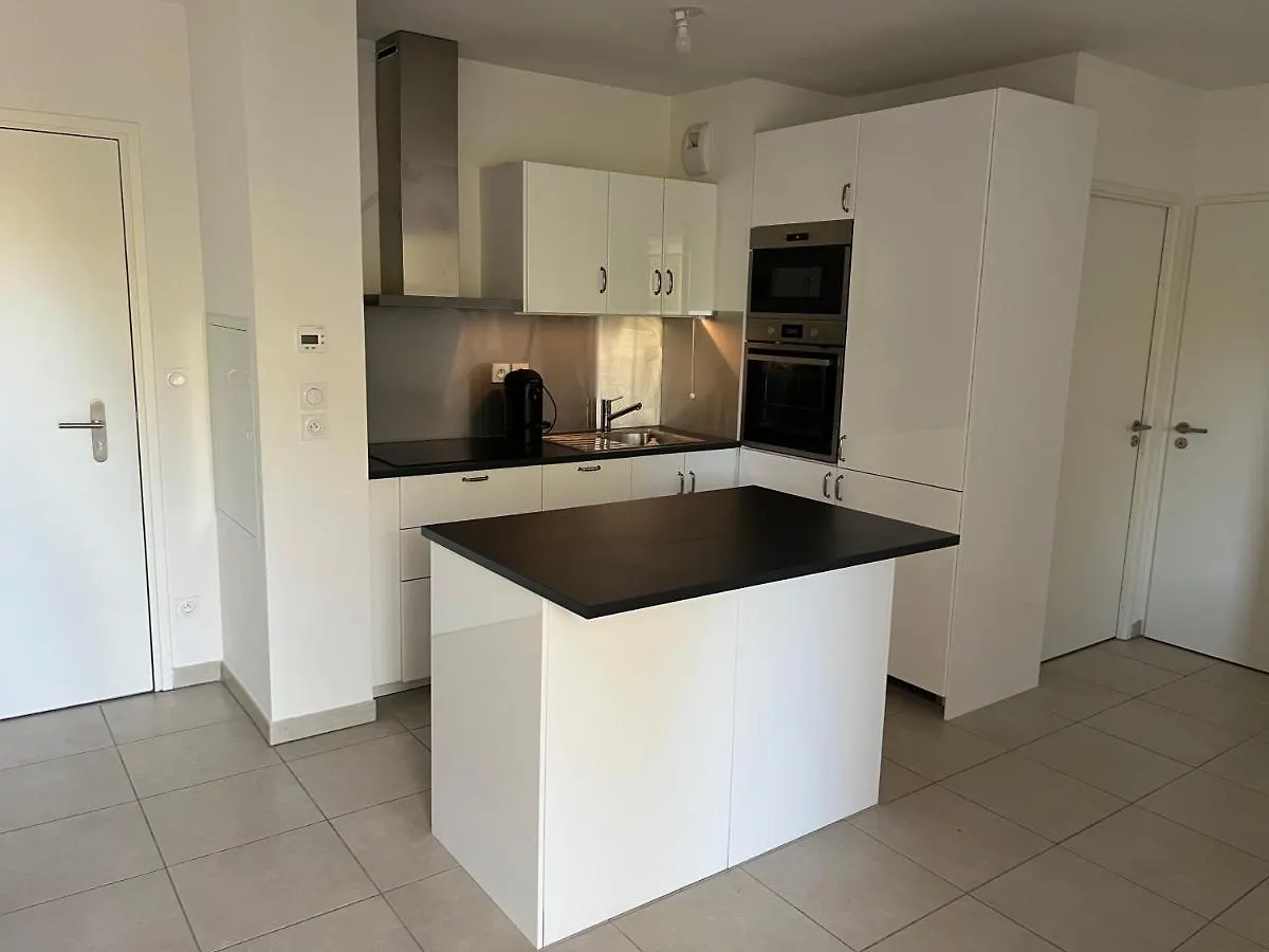 Chambre Dans Un Appartement Neuf Centre-Ville Chez L'Habitant Aubagne Homestay